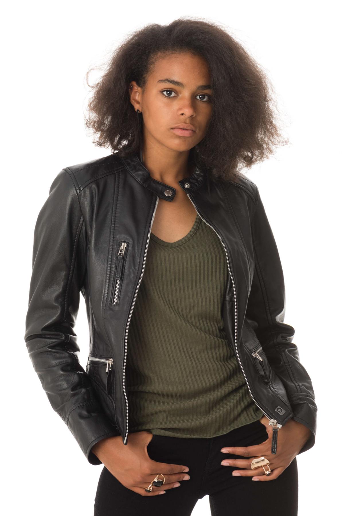  Spencer woman in leather - Image n°1