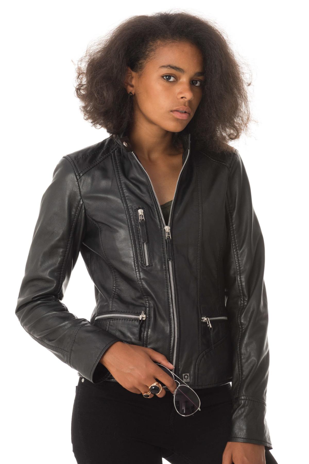  Spencer woman in leather - Image n°5