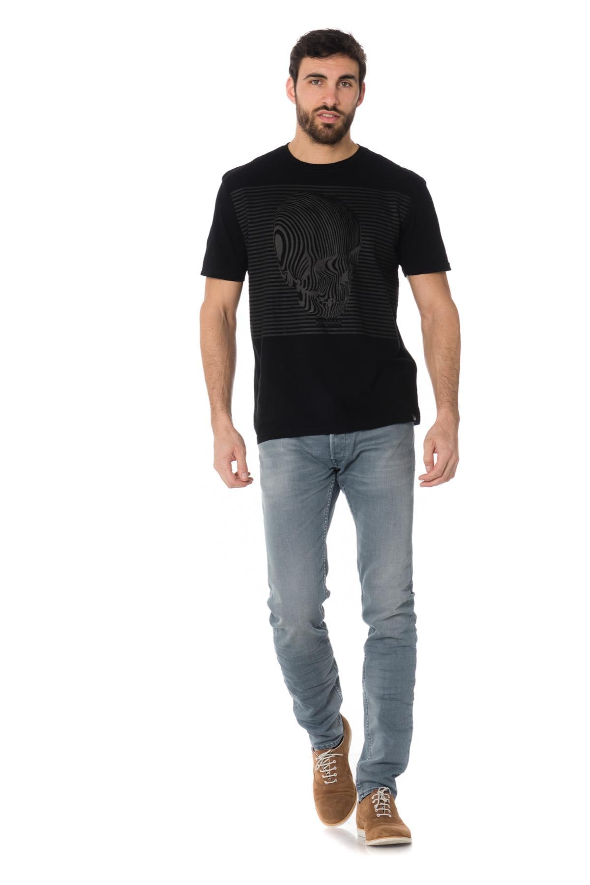 Black t-shirt with skull pattern design - Image n°2