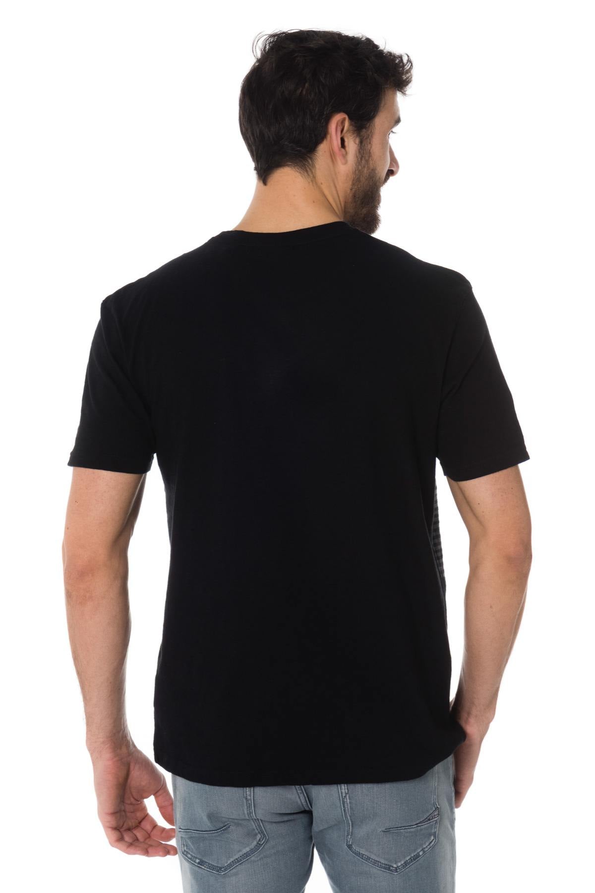 Black t-shirt with skull pattern design - Image n°3