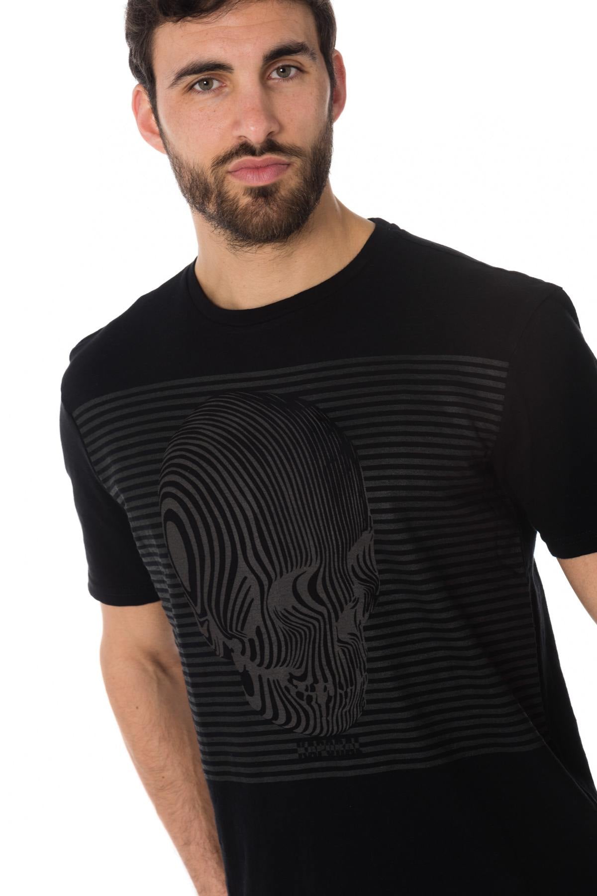 Black t-shirt with skull pattern design - Image n°4