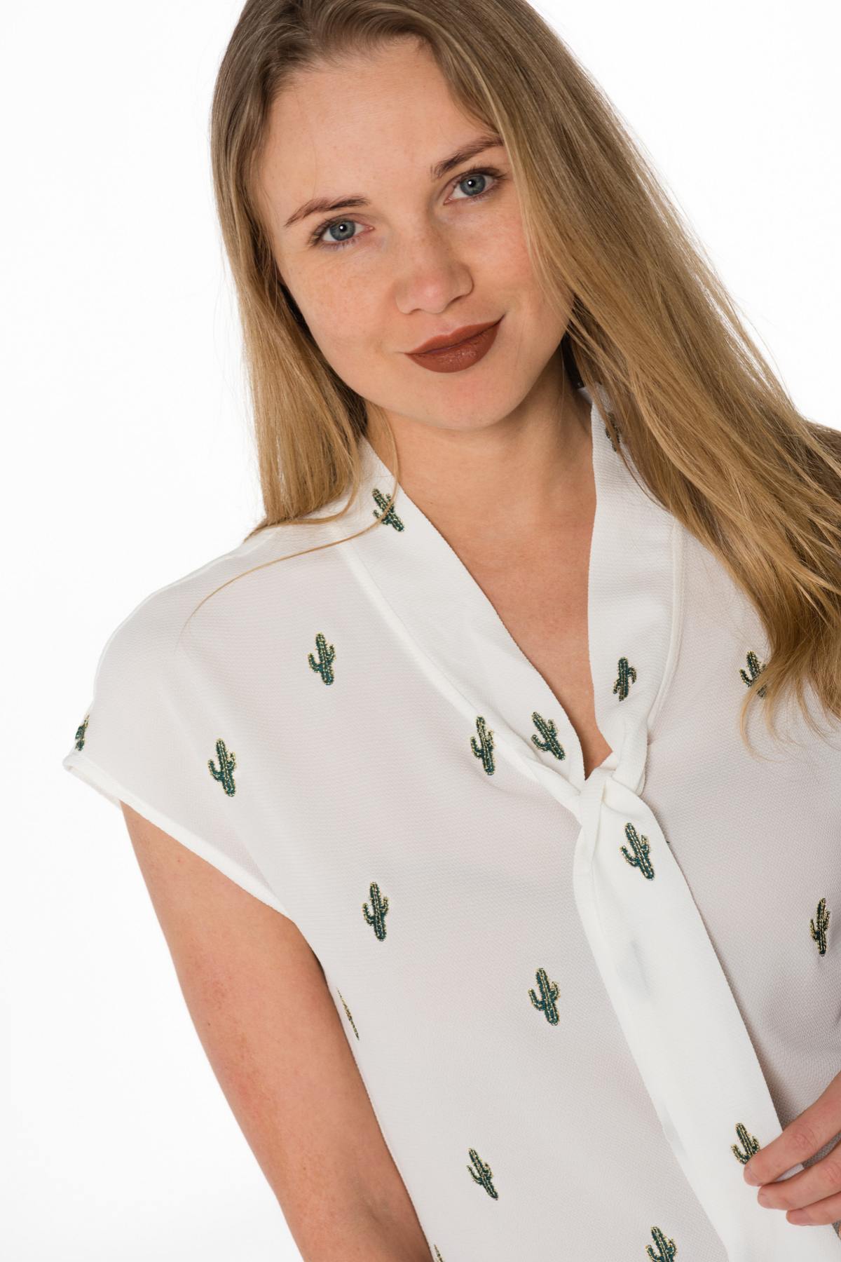 Elegant women's t-shirt with cactus pattern - Image n°6