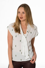 Elegant women's t-shirt with cactus pattern - Image n°1