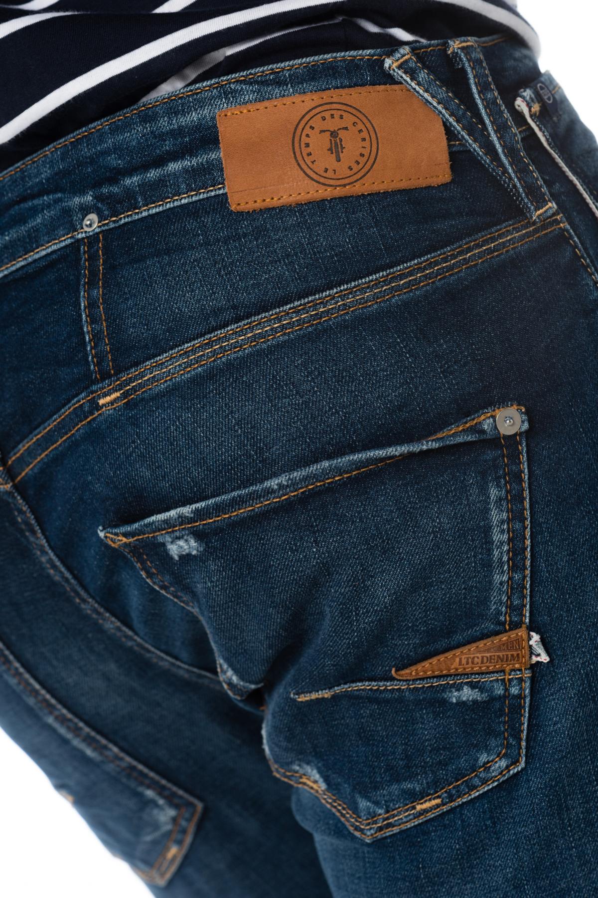 Raw blue jeans faded and with holes - Image n°4