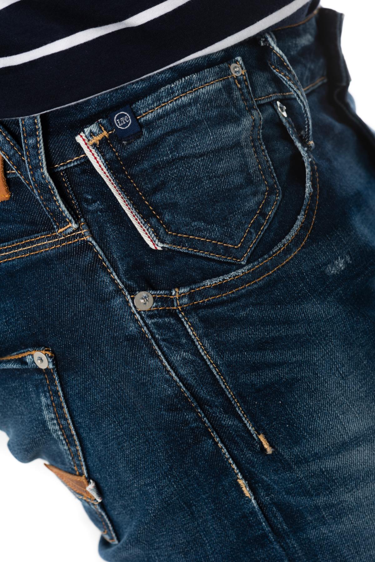 Raw blue jeans faded and with holes - Image n°5