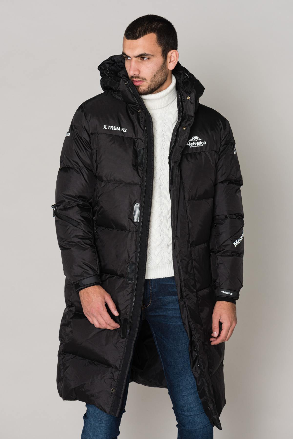 Long black down jacket in extreme cold - Image n°1