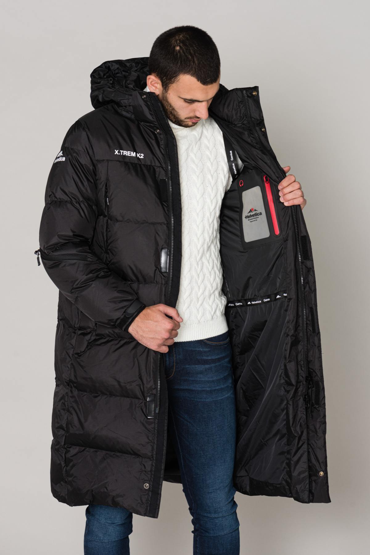 Long black down jacket in extreme cold - Image n°8
