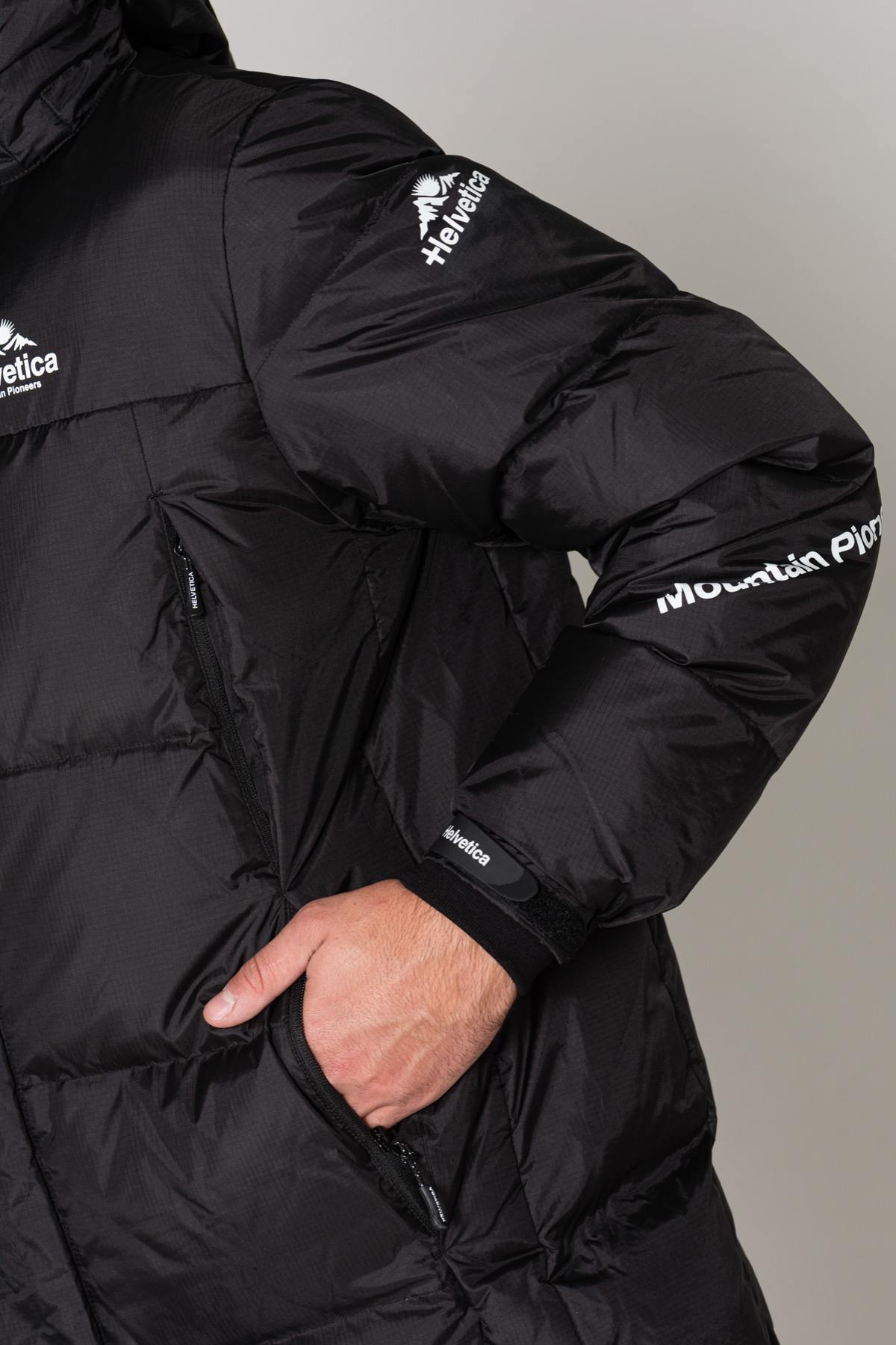 Long black down jacket in extreme cold - Image n°6