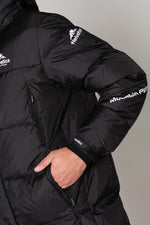 Long black down jacket in extreme cold - Image n°6