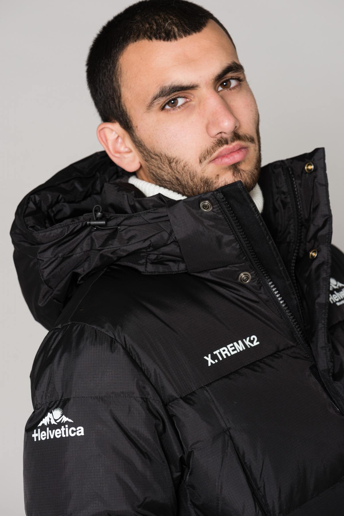Long black down jacket in extreme cold - Image n°7