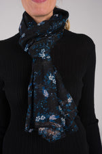 Scarf with black pattern - Image n°1
