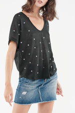 Black V-neck t-shirt with silver stars - Image n°3