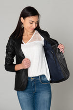 Fitted blazer jacket in black leather - Image n°4