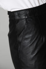 Mid-length fitted skirt in sheepskin leather - Image n°6