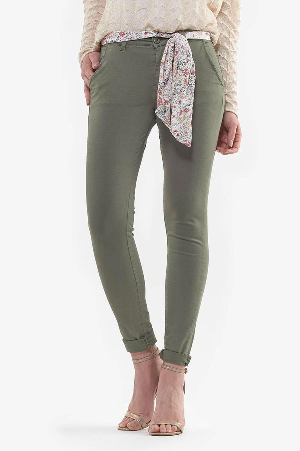 Slim fit khaki chinos with floral belt - Image n°4