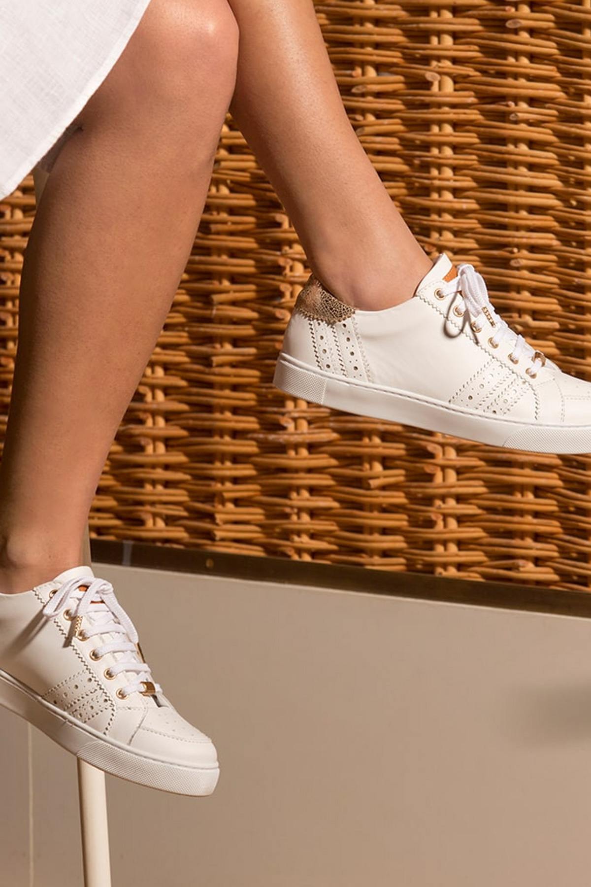 Women's white leather sneakers - Image n°1