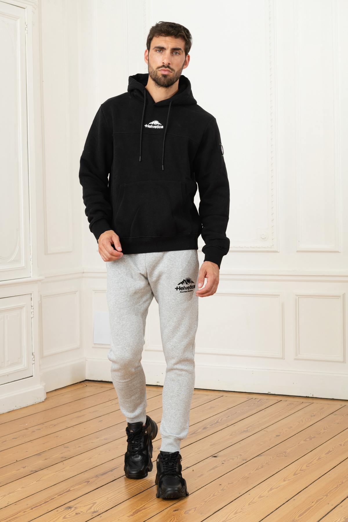 Black hooded sweater with belly pocket - Image n°2