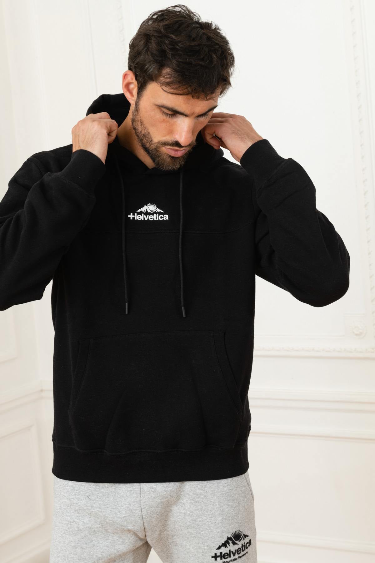 Black hooded sweater with belly pocket - Image n°1