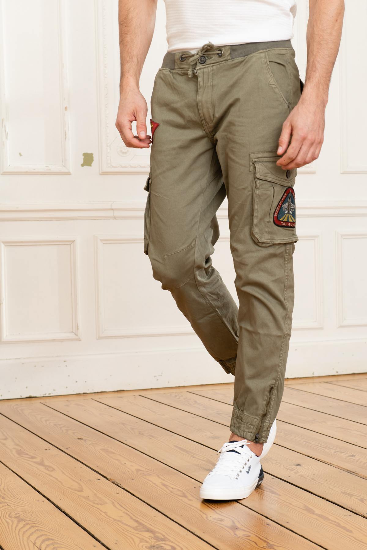 Khaki military pants with patches - Image n°1