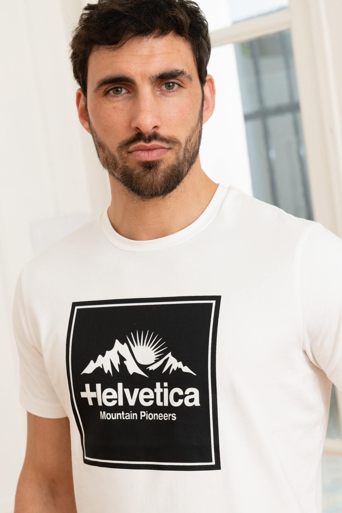 Men's white T-shirt with chest logo - Image n°5