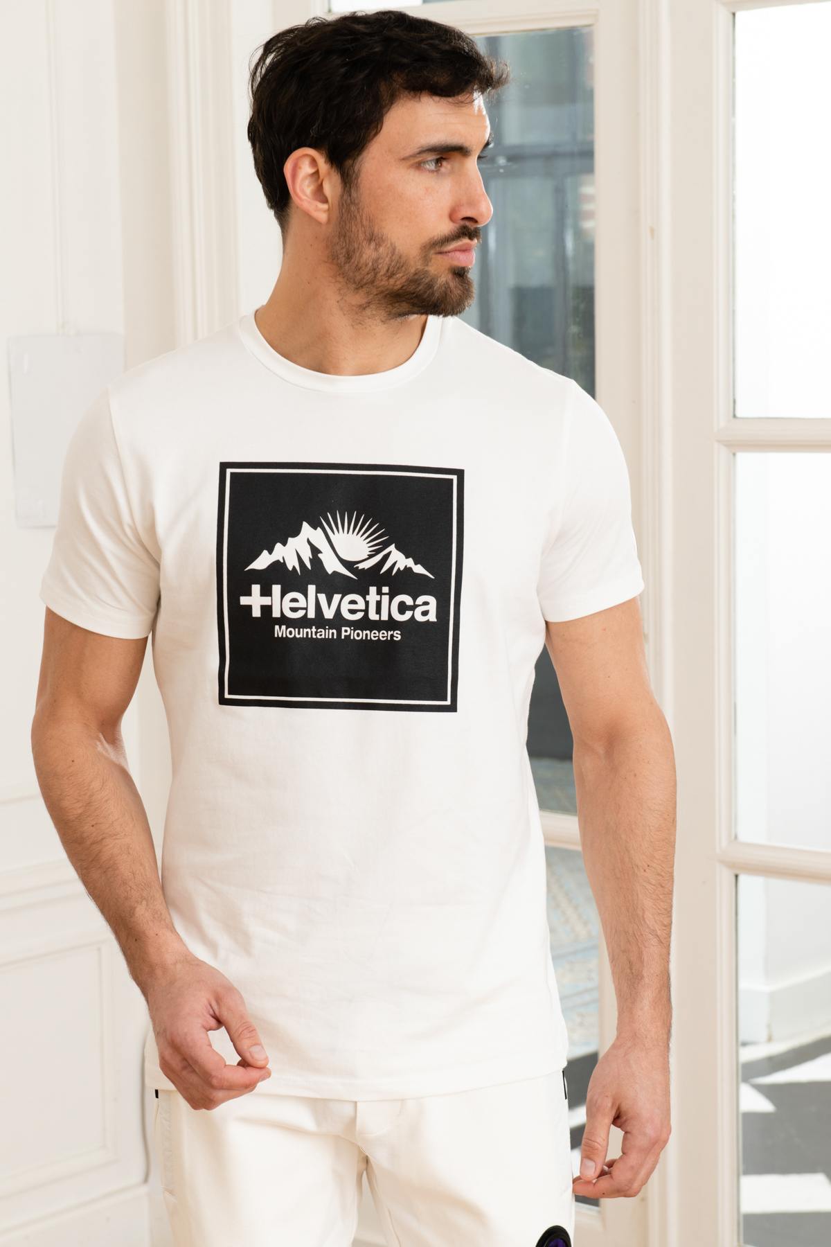 Men's white T-shirt with chest logo - Image n°1