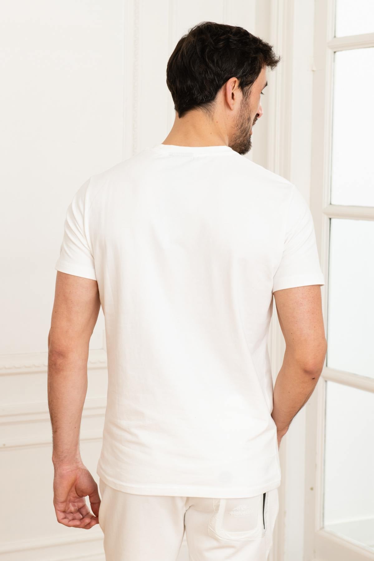 Men's white T-shirt with chest logo - Image n°4