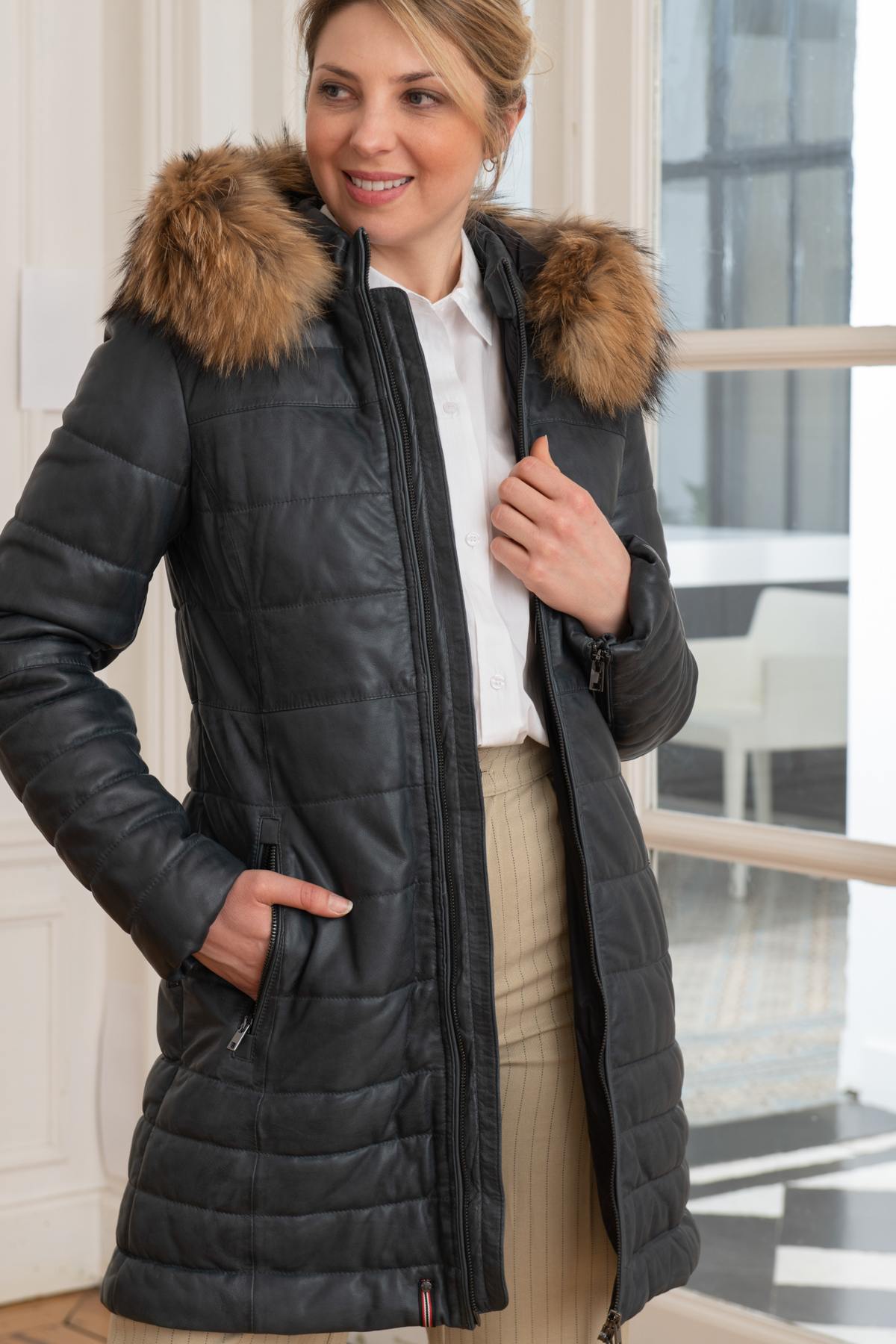 Women's long down jacket in navy blue leather - Image n°1