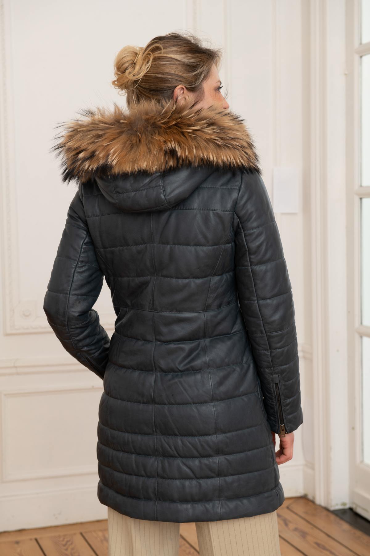 Women's long down jacket in navy blue leather - Image n°6